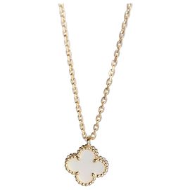 Van Cleef & Arpels Sweet Alhambra Anhänger aus Gelbgold und Perlmutt