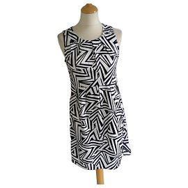 inconnue Schwarz-weißes geometrisches ärmelloses Sommerkleid