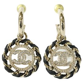 Brincos Chanel B26C com strass, design de corrente e logo Coco Mark