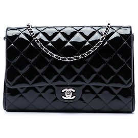 Clutch a patta trapuntata in vernice nera Chanel CC con catena