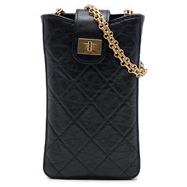 Porta-telemóvel Chanel Reissue 2.55 em pele de vitelo matelassada preta com corrente