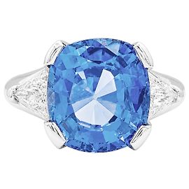 Autre Marque Anillo de platino con zafiro cojín y diamantes triangulares.