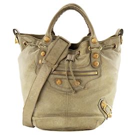 BALENCIAGA - Bolsa de ombro Giant Pompon Balenciaga em couro amassado cáqui