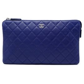 Bolsa Clutch Chanel CC em pele de cordeiro acolchoada azul com fecho duplo