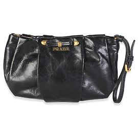 Clutch de muñeca Prada en Vitello Shine plisado con lazo, negra