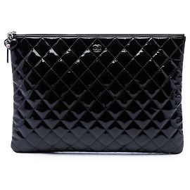 Clutch Chanel Black Large Quilted Patent O Case