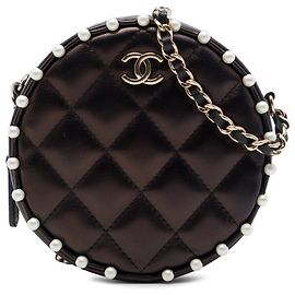 Clutch Redonda Chanel Brown CC Matelassada em Lambskin Metálico com Pérolas e Corrente