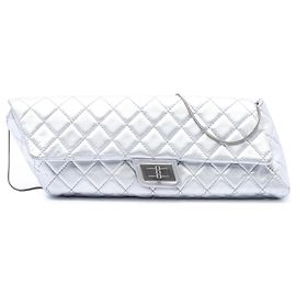 Clutch Chanel Reissue 2.55 em pele de cordeiro metálica matelassada prateada com corrente