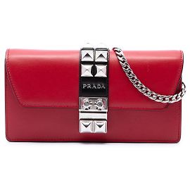 Clutch Elektra Prada in pelle di vitello rossa con borchie e catena