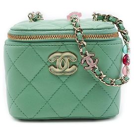 Mini vanity case Chanel in pelle d'agnello matelassé verde con cuore in resina e catena