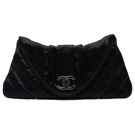 Clutch Half Moon de satén acolchado CC Small negra Chanel