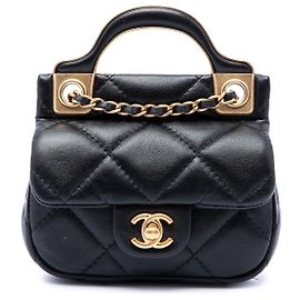 Portacarte Lady Chanel in vitello matelassé nero con logo CC e borsa con manico a catena