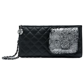 Pochette da polso Chanel Mineral Nights in metallo nero e pelle d'agnello matelassé