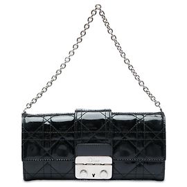 Cartera con cadena Miss Dior en piel charol negra Cannage de Dior