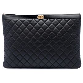 Clutch Chanel Boy O Case Large in pelle caviar matelassé nera