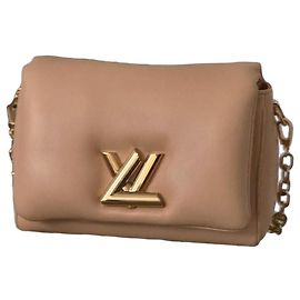 Louis Vuitton Twist MM Bolso de hombro de piel acolchada beige