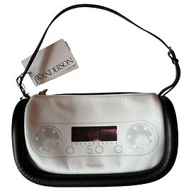 JW Anderson Bumper 15 “Cassette” – bolso de hombro de piel blanca y negra