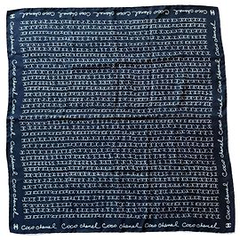 Foulard Chanel en soie noir avec logo CC