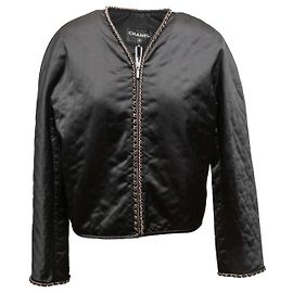 Schwarze Satin-Bomberjacke mit Kettenbesatz von Chanel Größe FR 36