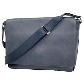 Bolso de hombro Louis Vuitton Taiga Roman GM
