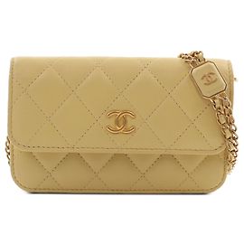 Clutch Chanel Yellow CC de piel de cordero acolchada con cadena