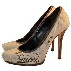 Gucci Salto Alto em lona e pele castanha