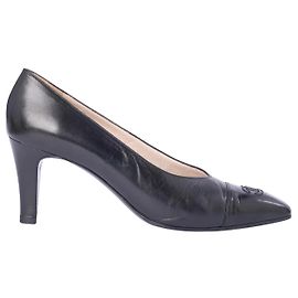 Escarpins à bout capuchon CC en cuir noir Chanel