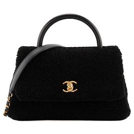 CHANEL - Bolsa de ombro Coco Handle Chanel em shearling e couro preto