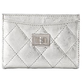 CHANEL - Tarjetero 2.55 en piel plisada plateada