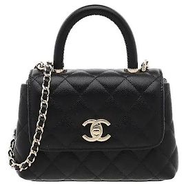 Un prodotto caratterizzato da un classico motivo trapuntato e una silhouette strutturata in una dimensione cute. Il manico superiore curvo e l'ornamento con logo CC frontale aggiungono l'atmosfera distintamente elegante di Chanel, e