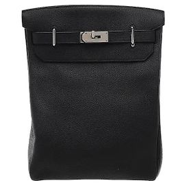 Hermès Un bolso que desprende un aura sofisticada a través de una silueta inspirada en el icónico diseño Haut a Courroies, realzada con un distintivo adorno de hebilla. Confeccionado en piel Togo resistente y suave,