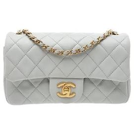 Chanel Die goldene Kugel des Kettenriemens ermöglicht eine freie Einstellung der Länge und erlaubt so ein individuelles Styling von der Schultertasche bis zur Crossbody-Bag, passend zum Körper. Weiches Leder mit luxuriöser Textur.