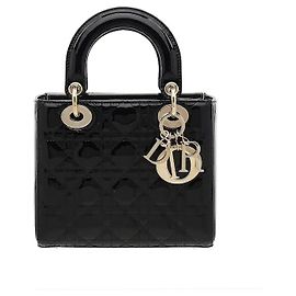 Christian Dior Un prodotto che armonizza il materiale in vernice lucida Cannage con una silhouette strutturata. L'iconico motivo Cannage di Dior è espresso tridimensionalmente per enfatizzare un'atmosfera elegante, e il metallo