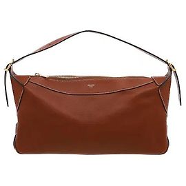 Céline Un prodotto caratterizzato da una silhouette curva e fluida e da una forma rilassata. Sottili dettagli del logo aggiunti a un design pulito e senza ornamenti catturano la sofisticata e calma distintività di Celine.