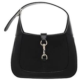 Gucci Un prodotto caratterizzato da una silhouette a mezzaluna fluida e dalla chiusura Piston che simboleggia la linea Jackie. Il corpo dalla finitura liscia e la tracolla curva aggiungono un tocco classico ma