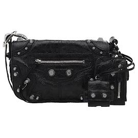 Balenciaga Una borsa che trasmette una sensibilità unica attraverso l'armonia del materiale in pelle d'agnello Arena vintage e l'audace dettaglio borchiato. La morbida texture della pelle e le pieghe tridimensionali aggiungono fascino, e grazie al