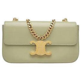 Céline Il materiale in vitello lucido con una lucentezza morbida e sottile si armonizza con la chiusura Triomphe dorata e la tracolla a catena sul davanti per un'eleganza sofisticata. Nonostante la silhouette sottile, l'interno è