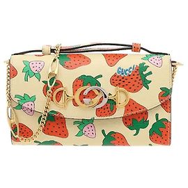 Gucci Realizzato in materiale di pelle liscia e morbida, questo articolo emana un'aura sofisticata. I minimalisti dettagli metallici in oro e argento che combinano il G intrecciato e il Horsebit completano un punto classico.