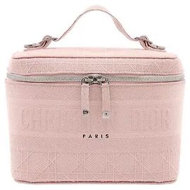 Realizzato nell'iconico materiale in tela di cotone ricamata Oblique di Dior, questo modello vanta leggerezza e un'eccezionale durata. La silhouette tridimensionale del beauty case è valorizzata da un frontale