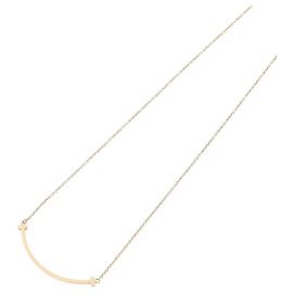 Tiffany & Co Una collana che mette in risalto la brillantezza distintamente calda ed elegante del materiale. Il suo grazioso design curvo, che evoca un sorriso all'angolo della bocca, crea un'atmosfera sofisticata, e il