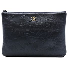 Clutch Chanel Medium CC Embossed Lambskin Camellia O Case Azul