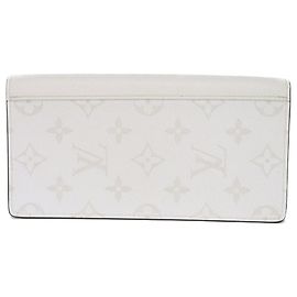 Cartera larga Louis Vuitton en piel Taiga blanca