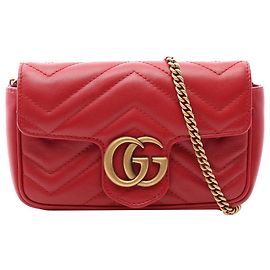 Gucci Mini GG Marmont in pelle matelassé rossa con patta e tracolla