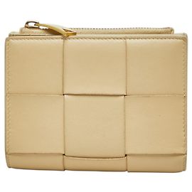 Billetera Bifold Maxi Intrecciato Bottega Veneta en Beige