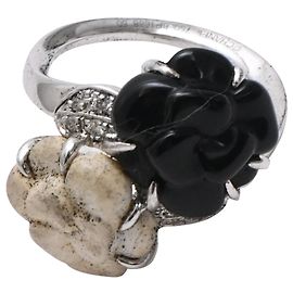 Anillo Chanel Camélia Sculpte en oro blanco