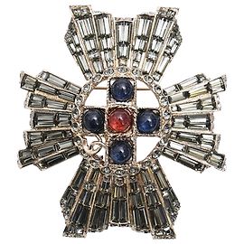 Broche Cruz com Ornamentos Chanel em Metal Prateado