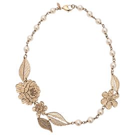 Colar Chanel em metal dourado com flores de renda e pérolas falsas