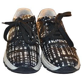 Prada Sneaker aus bedrucktem Canvas Schwarz-Weiß