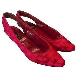Fendi Slingback-Heels aus rotem Satin