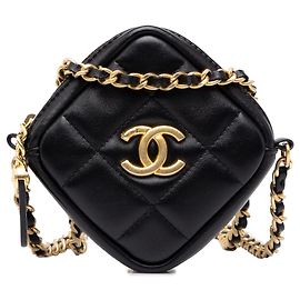 Clutch Chanel CC em pele de cordeiro acolchoada preta com corrente e alça transversal